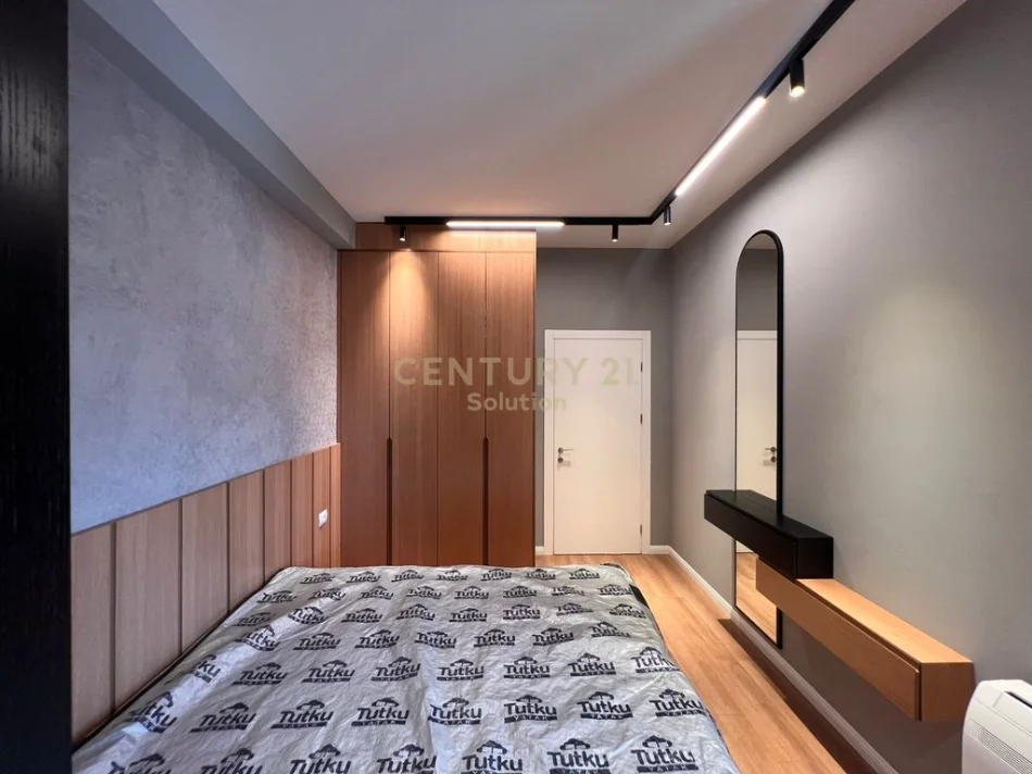 Tirane, shitet apartament 1+1+Ballkon Kati 4, 59 m² (pallati me shigjeta)