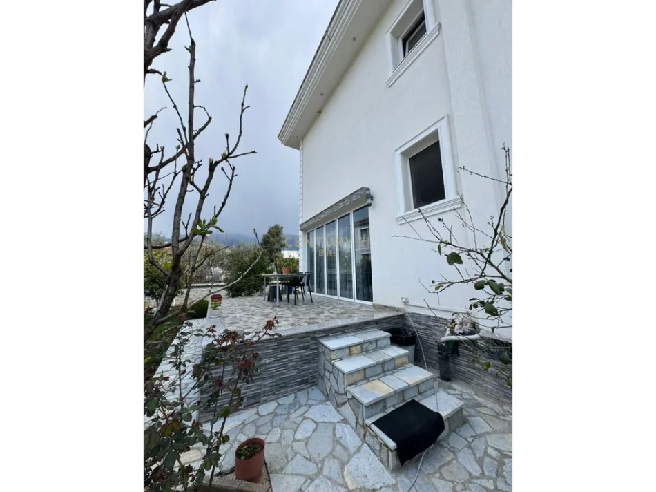 Tirane, shitet Vile 2 Katshe Kati 2, 324 m² 630.000 € (Farke)