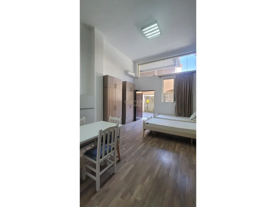 Tirane, jepet me qera garsonier 1+1 Kati 1, 45 m² 400 € (Brryli)