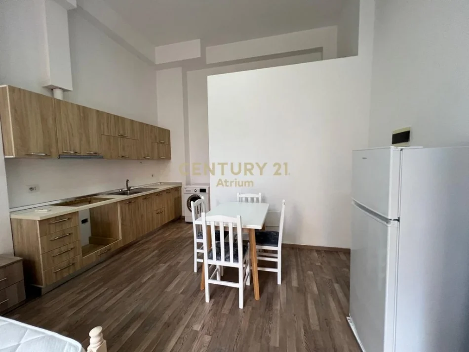 Tirane, jepet me qera garsonier 1+1 Kati 1, 45 m² 400 € (Brryli)