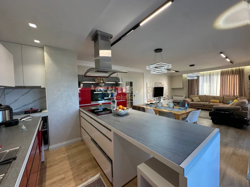 Tirane, shitet apartament 3+1 Kati 7, 233 m² 310.000 € (astiri)