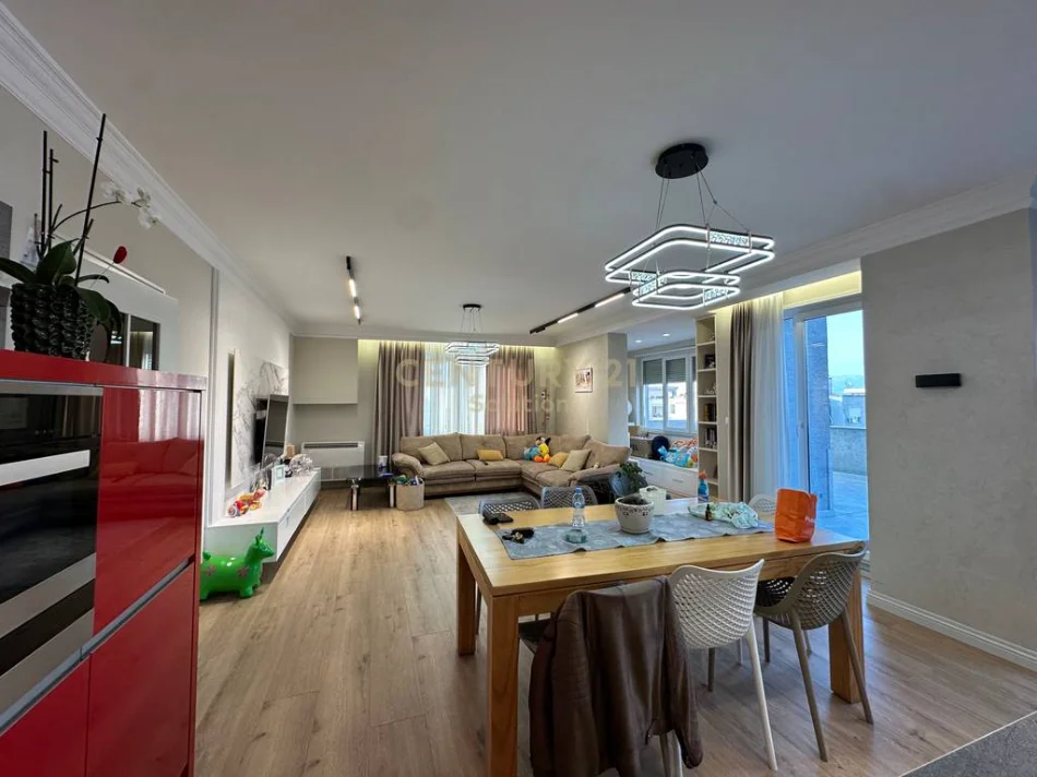 Tirane, shitet apartament 3+1 Kati 7, 233 m² 310.000 € (astiri)