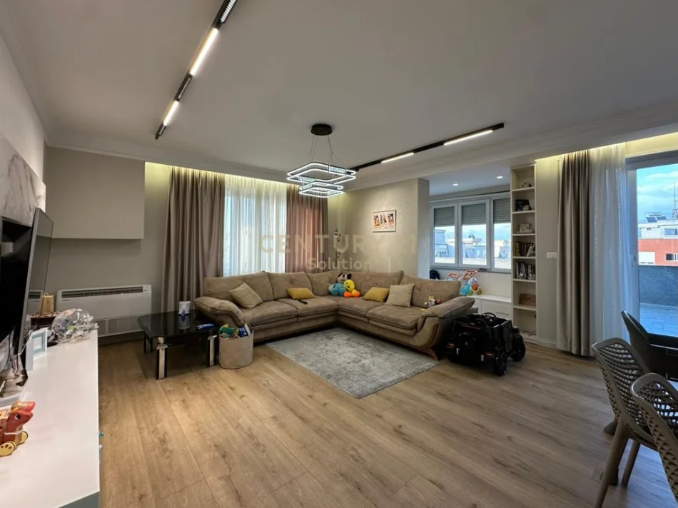Tirane, shitet apartament 3+1 Kati 7, 233 m² 310.000 € (astiri)