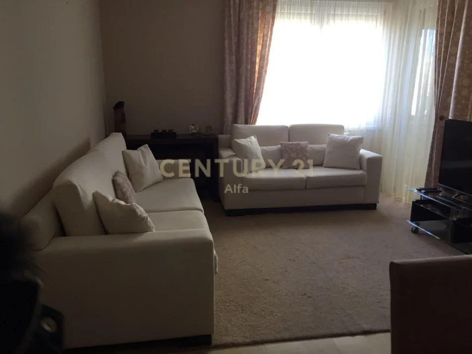 Tirane, jepet me qera apartament 1+1 Kati 5, 70 m² 750 € (shallvaret)