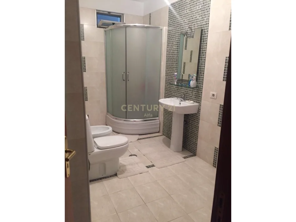 Tirane, jepet me qera apartament 1+1 Kati 5, 70 m² 750 € (shallvaret)