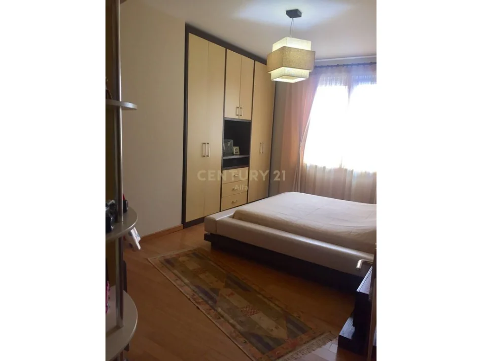 Tirane, jepet me qera apartament 1+1 Kati 5, 70 m² 750 € (shallvaret)