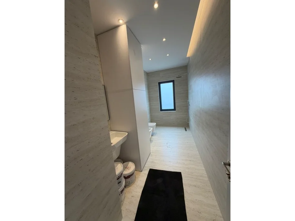 Tirane, jepet me qera apartament 1+1+Ballkon Kati 12, 82 m² 1.200 € (rruga e barrikadave)