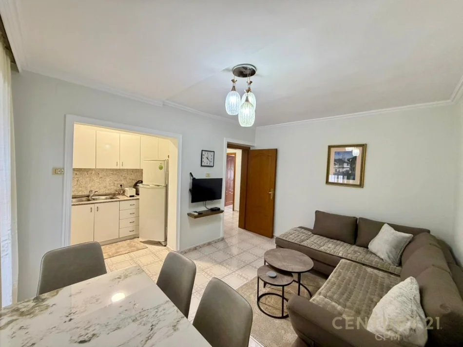 Tirane, jepet me qera apartament 2+1 Kati 4, 65 m² 450 € (xhamlliku)