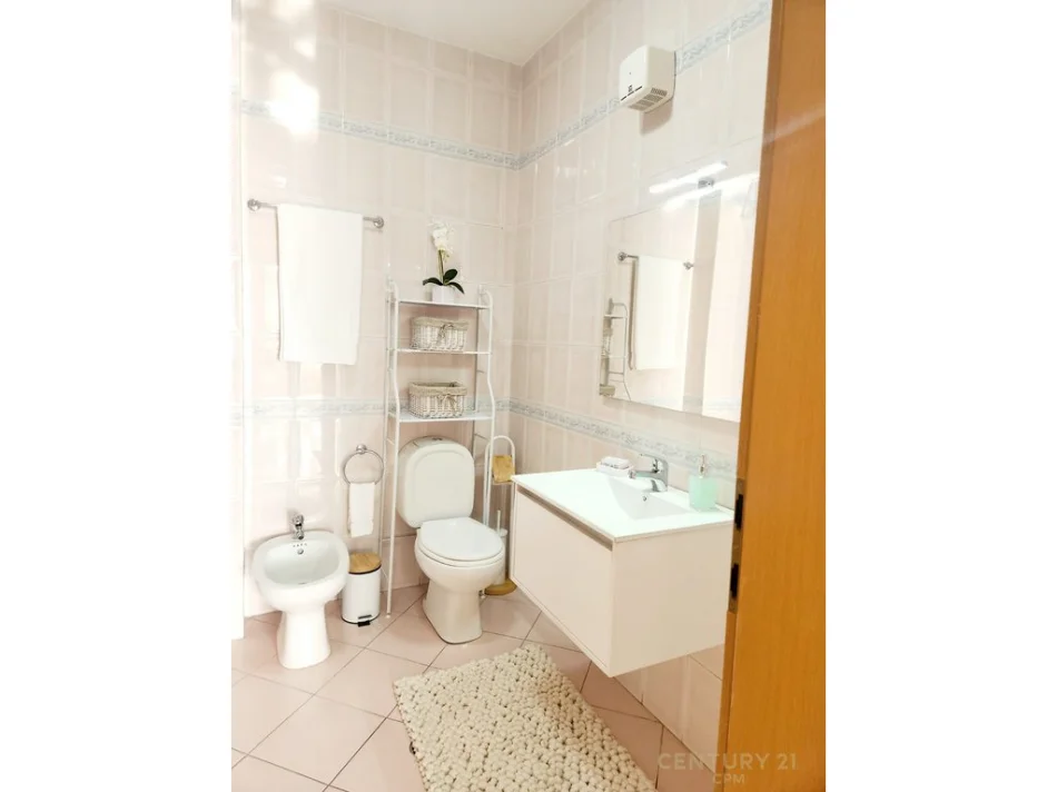Tirane, jepet me qera apartament 2+1+Ballkon Kati 11, 130 m² 1.300 € (ish blloku)