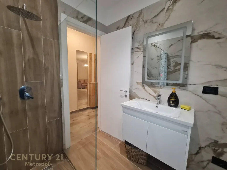 Tirane, jepet me qera 1+1 Kati 1, 80 m² 800 € (teg)