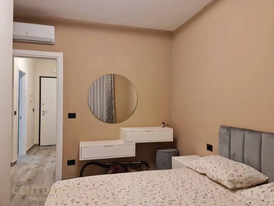 Tirane, jepet me qera 1+1 Kati 1, 80 m² 800 € (teg)