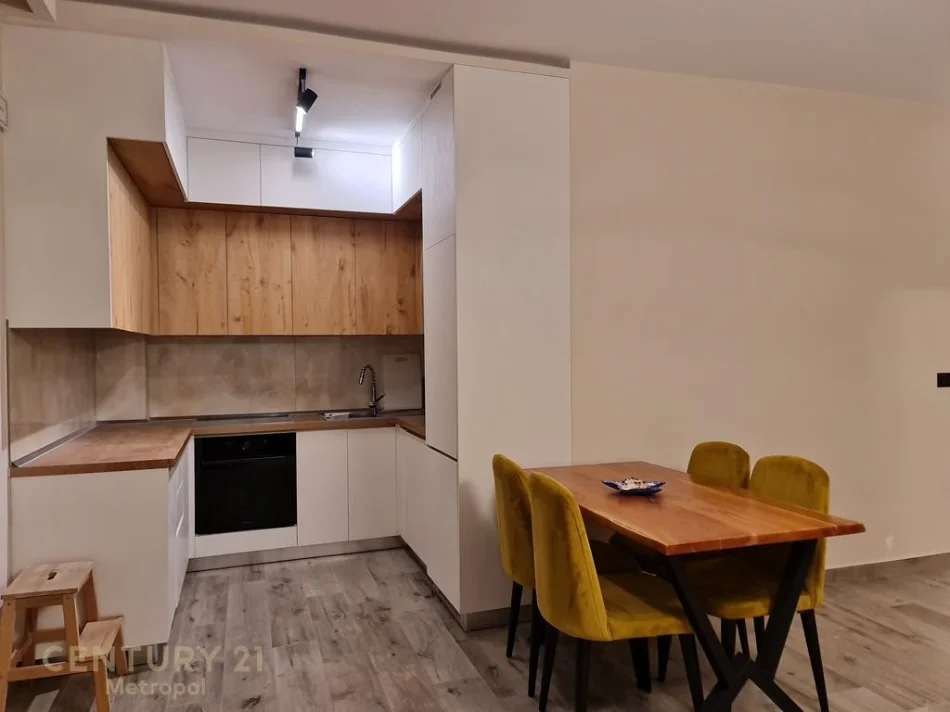 Tirane, jepet me qera 1+1 Kati 1, 80 m² 800 € (teg)