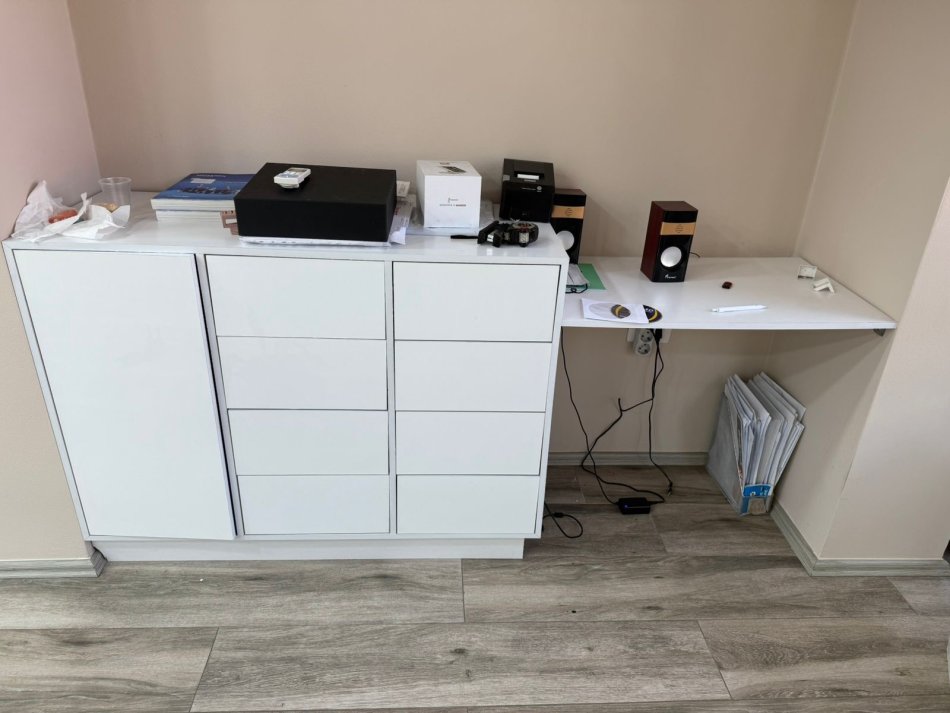 Tirane, shes Mobilje per klinike