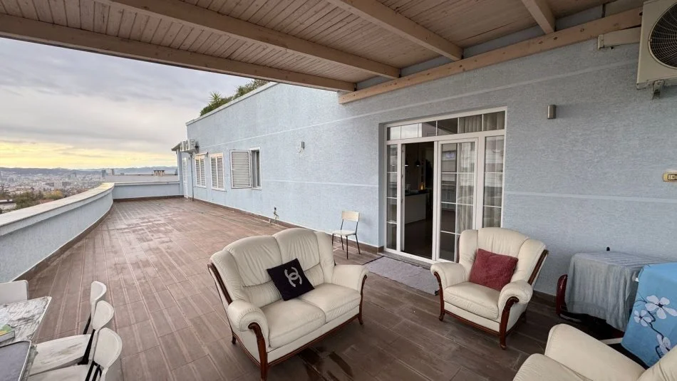 Tirane, jepet me qera apartament 2+1+Ballkon Kati 8, 230 m² 600 € (Fresk)