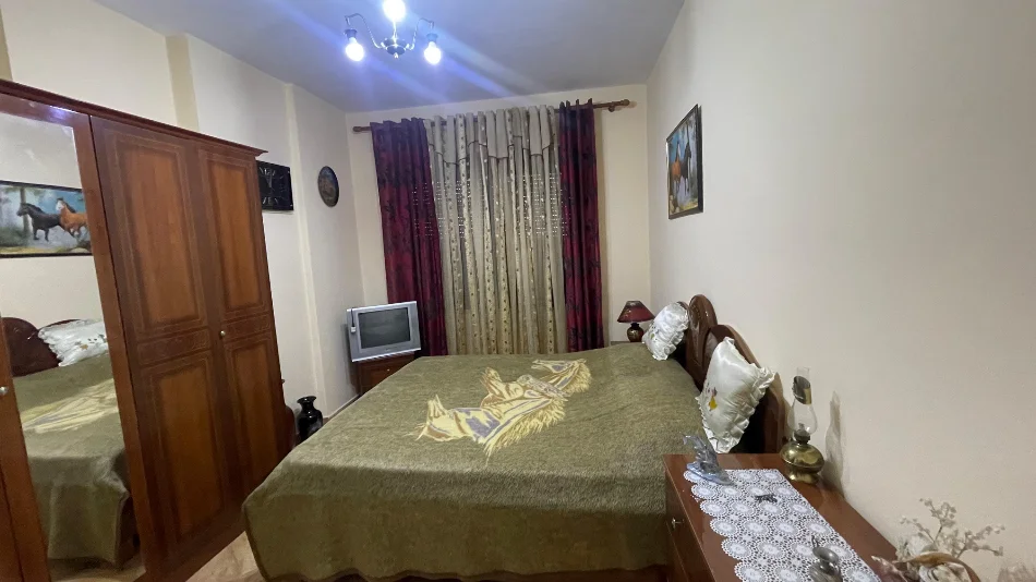 Tirane, jepet me qera apartament 2+1+Ballkon Kati 3, 120 m² 500 € (Astir te market jata)
