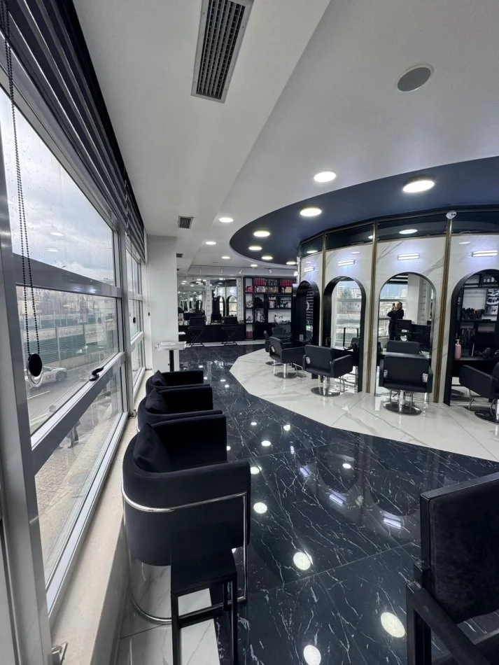 Tirane, shitet ambjent biznesi Kati 1, 350.000 € 