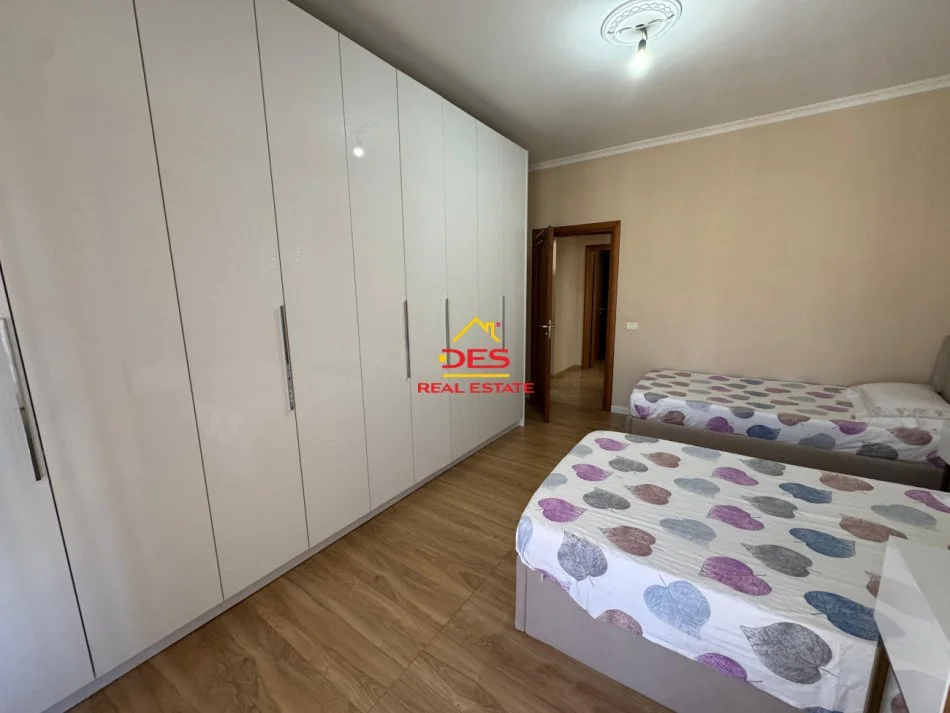 Vlore, jepet me qera apartament 2+1+Ballkon Kati 8, 110 m² 400 € (Rruga Gjergj Kastrioti)