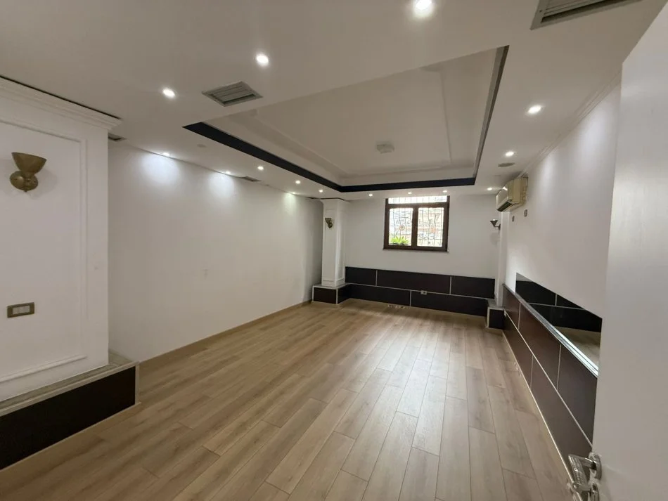 Tirane, jepet me qera ambjent biznesi Kati 0, 1.500 m² 1.500 € (Rruga Artan Lenja)