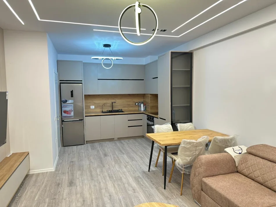 Tirane, jepet me qera 1+1 Kati 4, 70 m² 5.500 € 