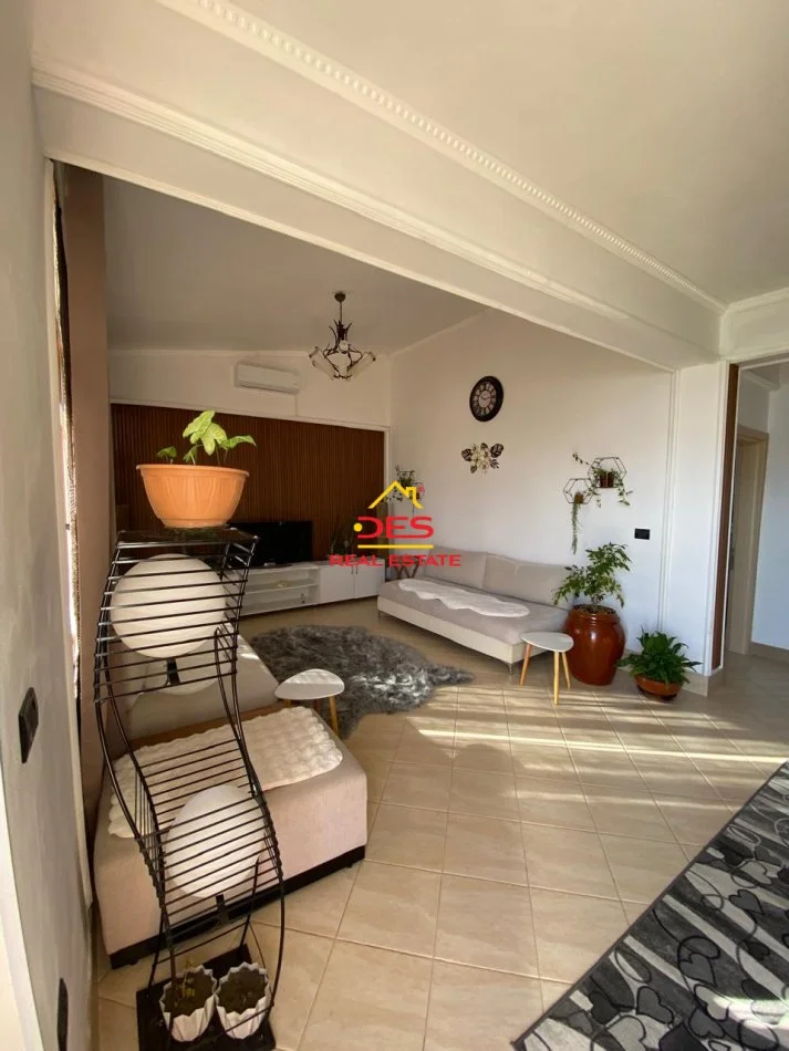 Vlore, jepet me qera shtepi 1+1+Ballkon Kati 2, 90 m² 500 € (Rruga Unaza)