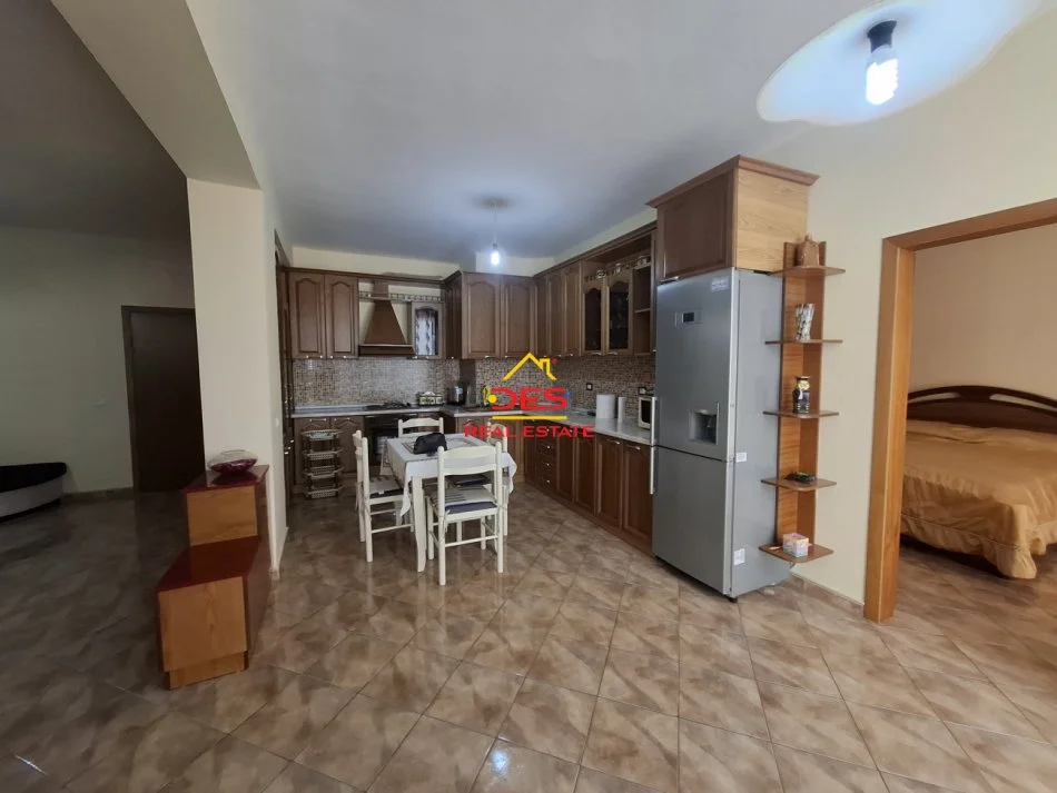 Vlore, jepet me qera apartament 2+1+Ballkon Kati 8, 120 m² 500 € (Rruga Sadik Zotaj)