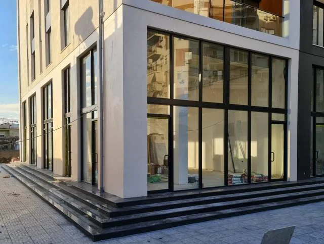 Tirane, shes ambjent biznesi Kati 0, 230 m² 500.000 Euro (Ish Parku Autobusave)