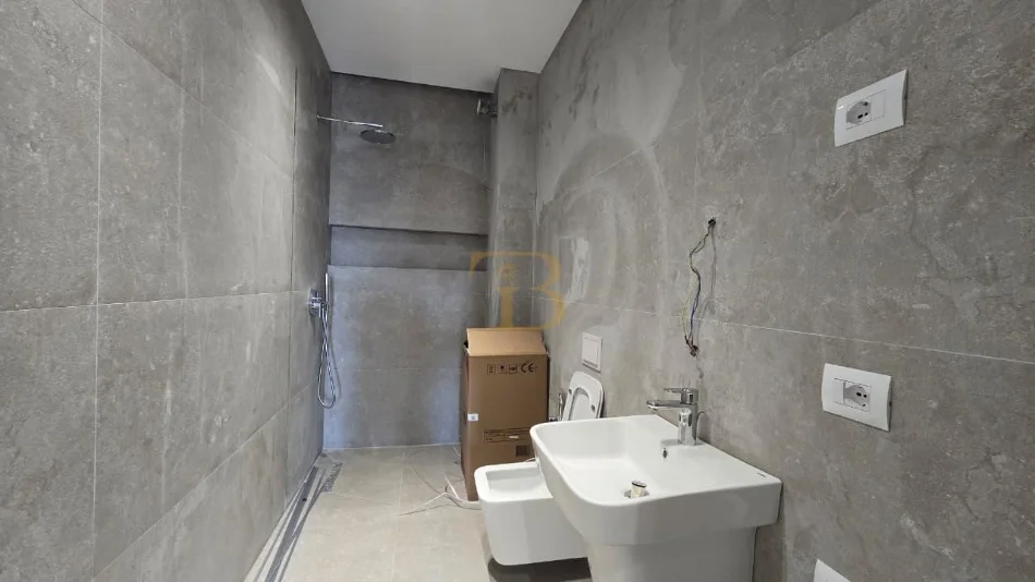 Tirane, jepet me qera apartament 1+1 Kati 7, 63 m² 1.000 € (Rruga e Barrikadave)