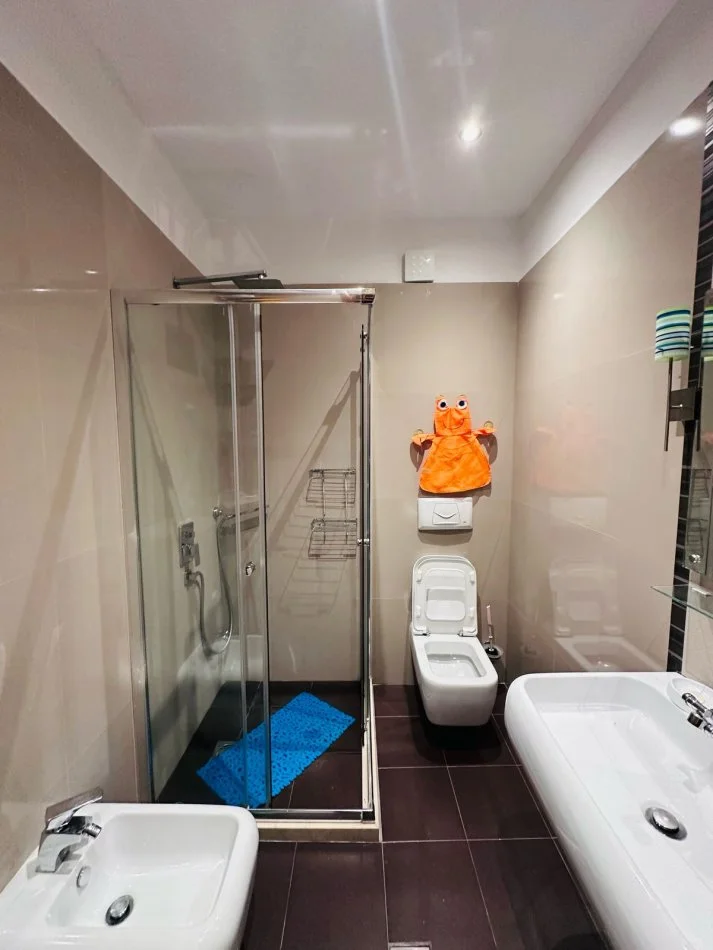 Tirane, jepet me qera apartament 2+1+Ballkon Kati 2, 110 m² 650 € 