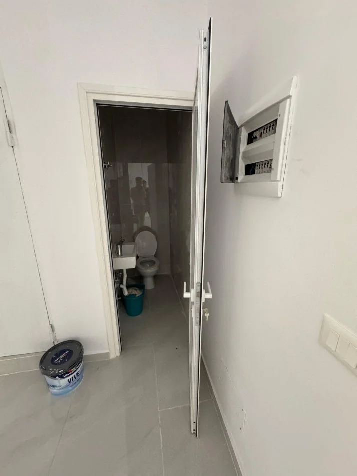 Tirane, jepet me qera dyqan Kati 0, 65 m² 2.000 € (21 Dhjetori ne Kryqezim)