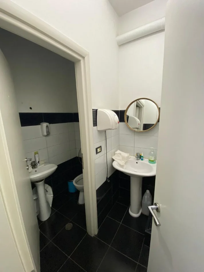 Tirane, jepet me qera zyre Kati 1, 202 m² 2.500 € (Rruga Kavajes)