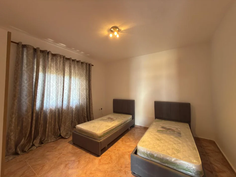 Tirane, jepet me qera apartament 2+1+Ballkon Kati 2, 144 m² 500 € (Rruga 5 Maji)