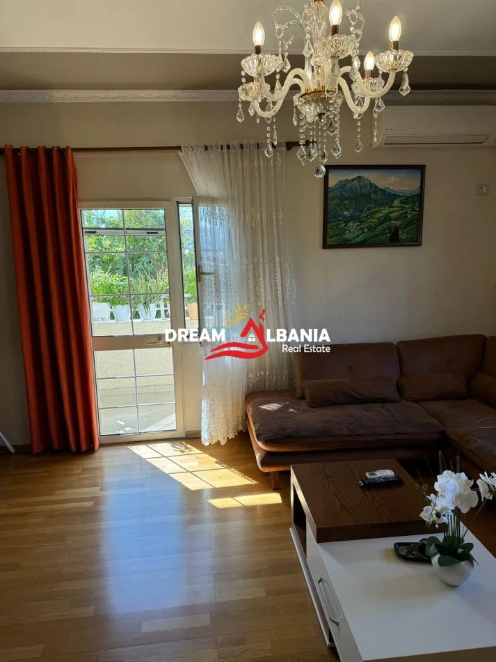 Tirane, jepet me qera apartament 3+1+Ballkon Kati 2, 200 m² 500 € (, Ura Institutit)