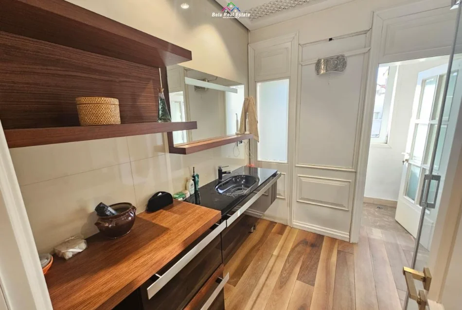 Tirane, jepet me qera apartament 1+1 Kati 2, 75 m² 700 € (prane Shkolles se Kuqe)