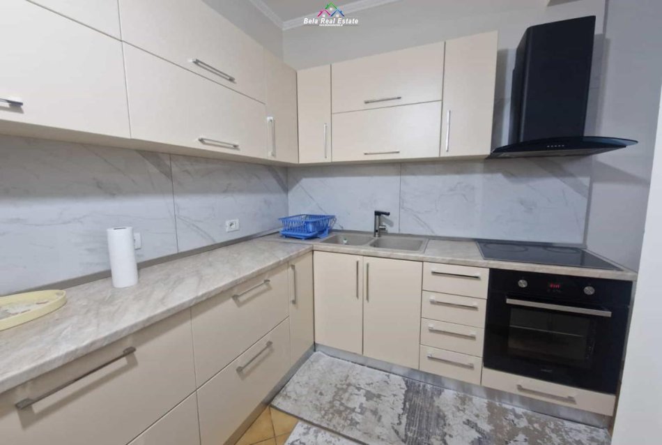 Tirane, jepet me qera apartament 2+1+Ballkon Kati 7, 110 m² 700 € (Komuna e parisit)