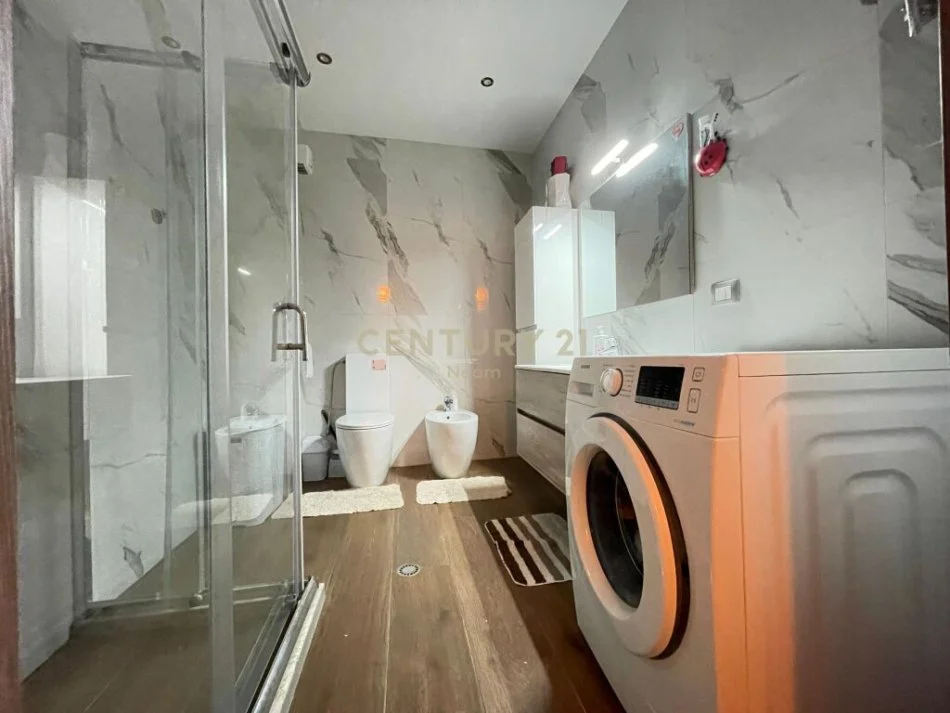 Tirane, jepet me qera apartament 2+1 Kati 3, 125 m² 700 € (kristal center)