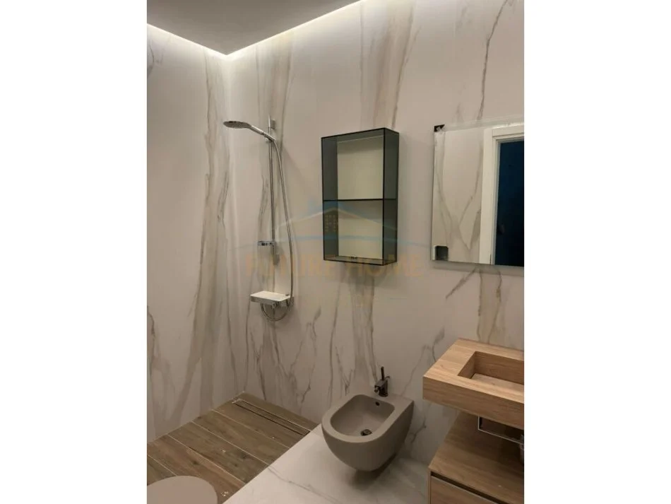 Vlore, shitet apartament 3+1 Kati 8, 180 m² 300.000 € (Bulevardi Ismail Qemali)