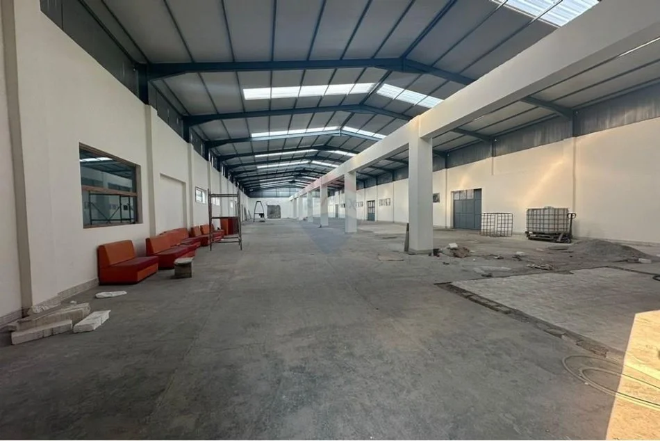 Tirane, jepet me qera magazine Kati 0, 1.000 m² 4.000 € (Rruga Kavajes)