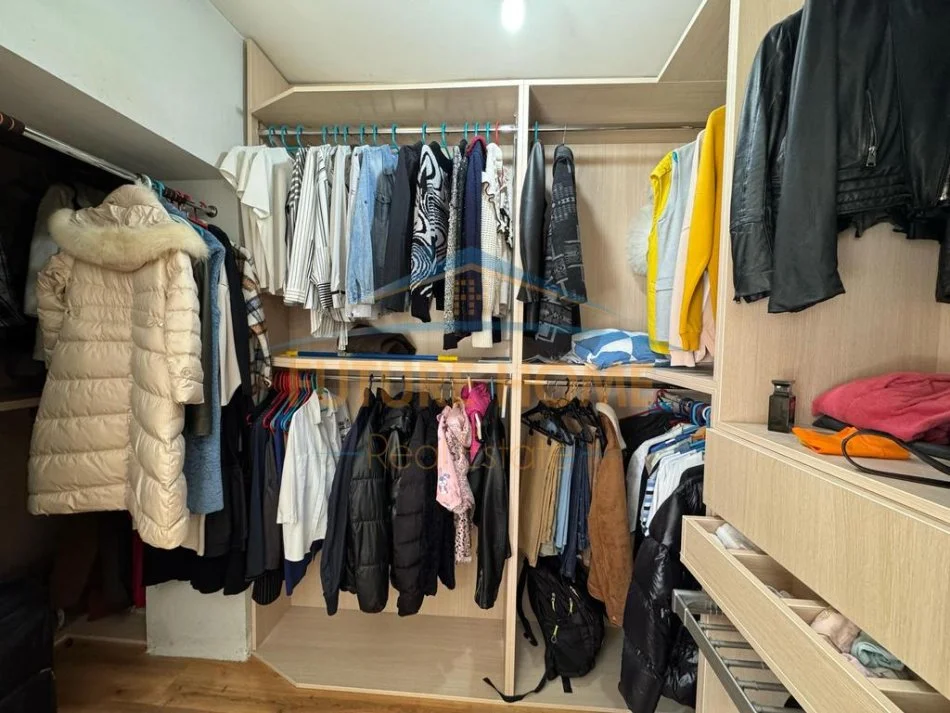 Tirane, jepet me qera apartament 2+1+Aneks+Ballkon Kati 2, 85 m² 750 € (komuna e parisit)