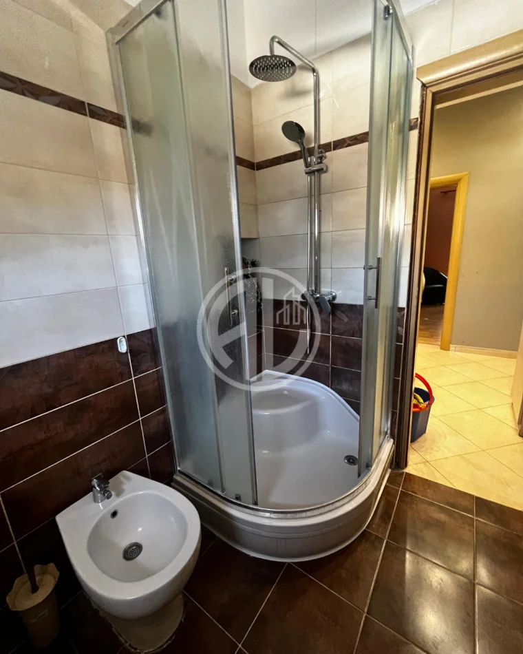 Durres, jepet me qera 1+1 Kati 5, 400 € 