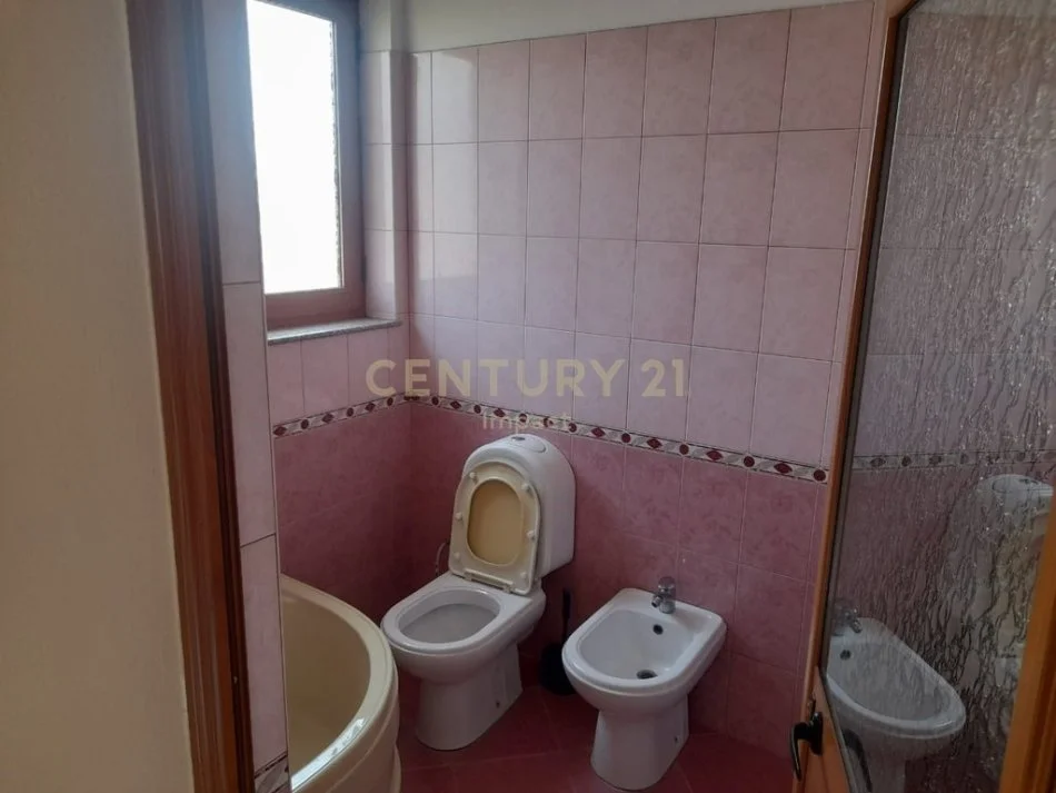 Tirane, jepet me qera apartament 3+1 Kati 2, 143 m² 450 € (shkoze)