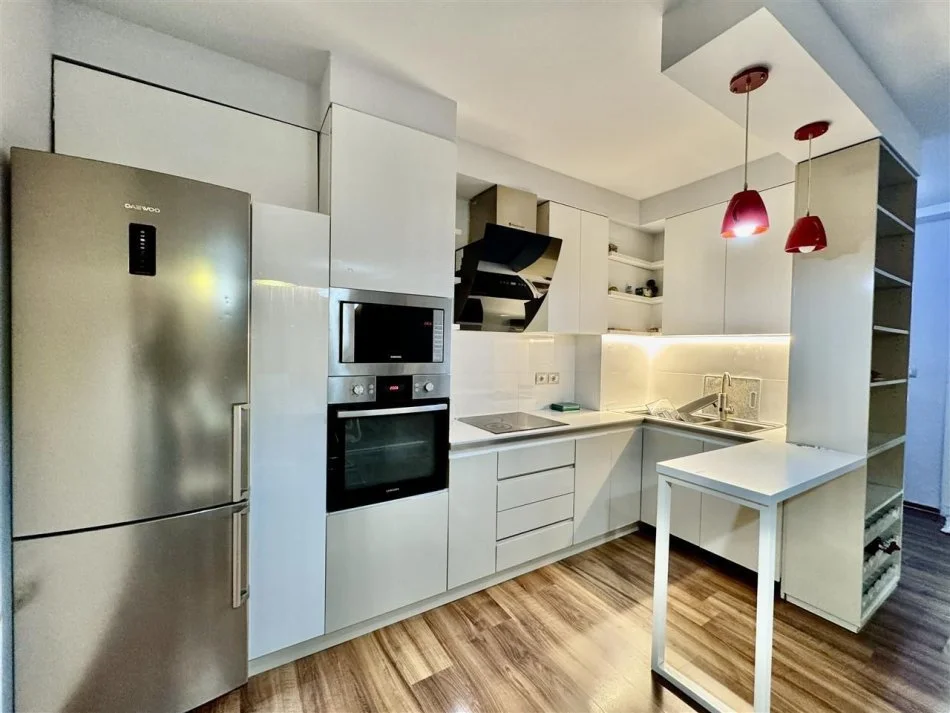 Tirane, jepet me qera apartament 1+1+Ballkon Kati 10, 67 m² 700 € (KOMUNA E PARISIT)