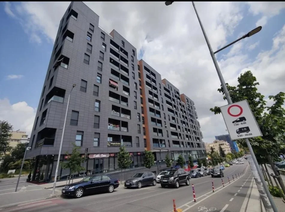 Tirane, jepet me qera apartament 1+1+Ballkon Kati 3, 75 m² 850 € (RRUGA E KOSOVAREVE OLIMPIKU)