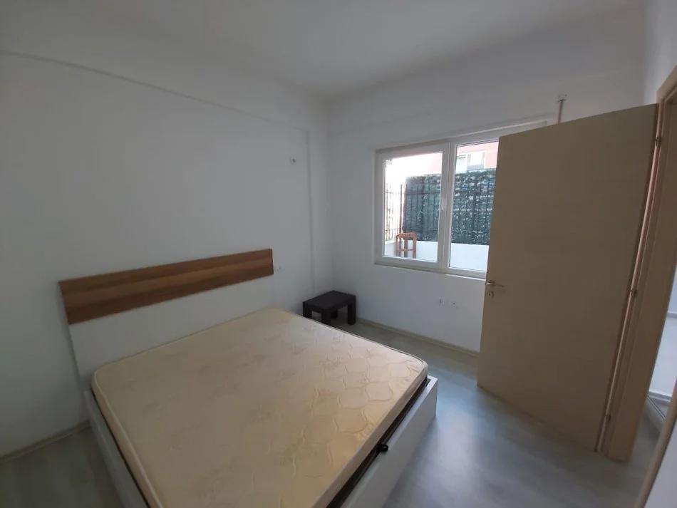 Jepet me qera 1+1 tek Kopshti Botanik ne Pallat te Ri me Ashensor | Mobilim dhe Investim i Ri | Parket