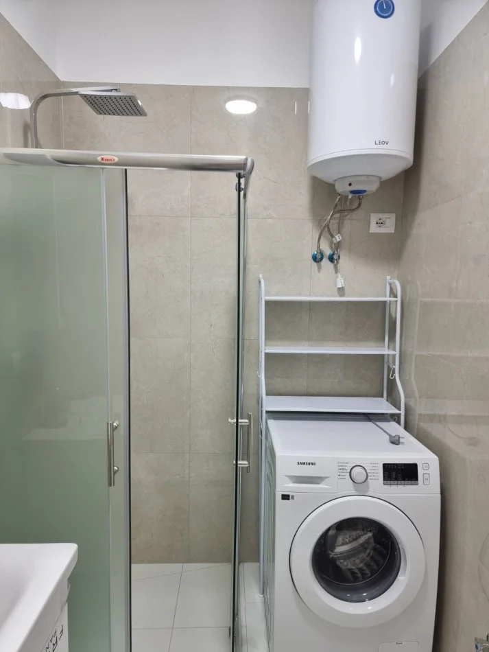 Tirane, jepet me qera apartament 1+1+Ballkon Kati 4, 60 m² 850 € (KOMUNA E PARISIT)