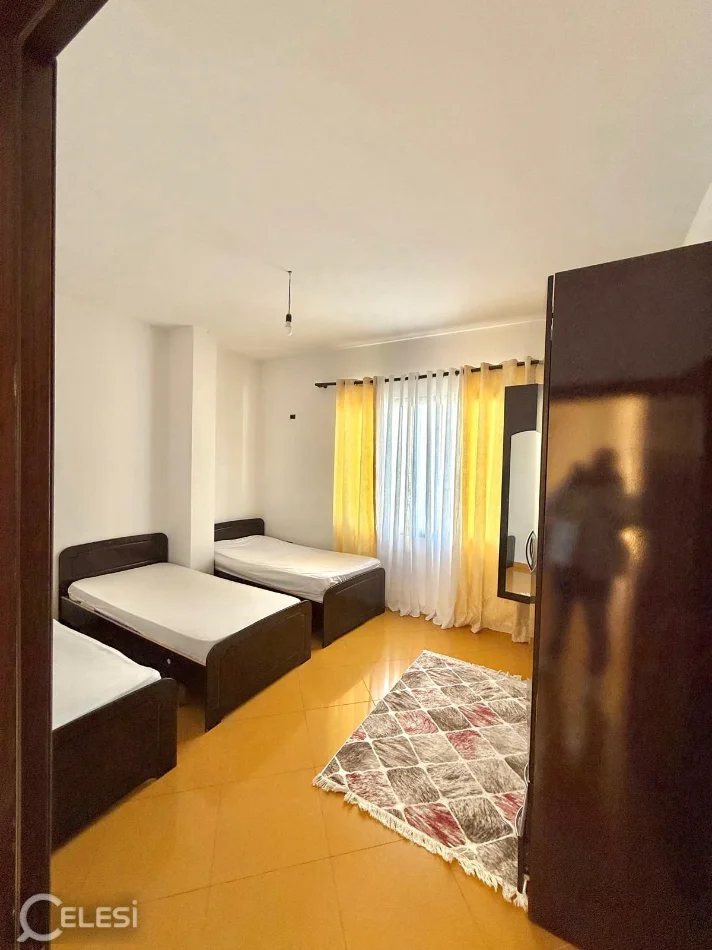Tirane, jepet me qera apartament 1+1+Ballkon Kati 3, 70 m² 450 € (KONVIKTET 21 DHJETORI)
