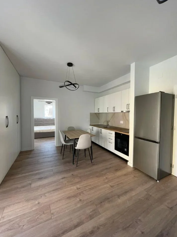 Tirane, jepet me qera apartament 1+1+Ballkon Kati 4, 60 m² 550 € (ISH PARKU RRUGA E KAVAJES)