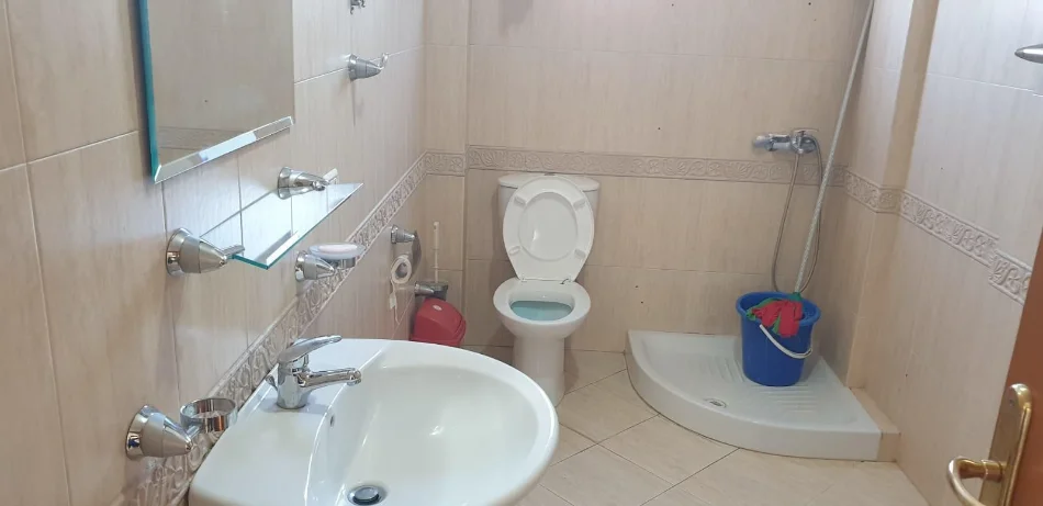 Tirane, jepet me qera apartament 1+1+Ballkon Kati 5, 85 m² 420 € (PEDIATRIA)