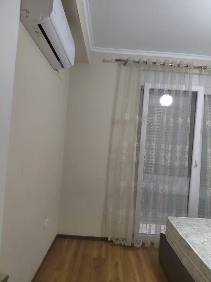 Tirane, jepet me qera apartament 2+1+Ballkon Kati 3, 94 m² 550 € (RRUGA 5 MAJI)