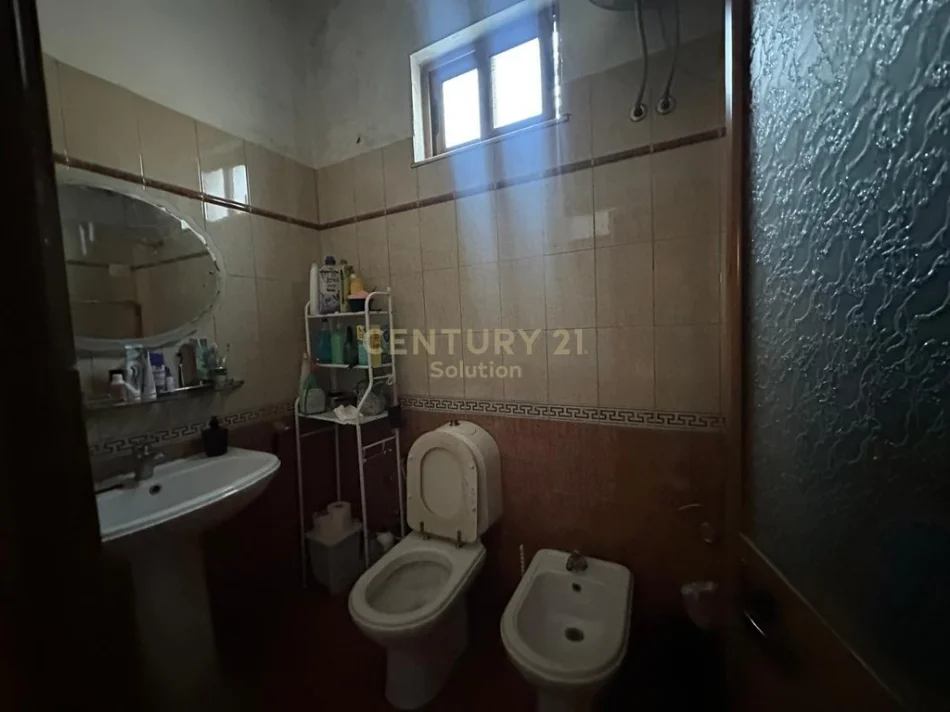 Tirane, shes Vile 1+1 Kati 4, 362 m² 230.000 € (Kombinat)