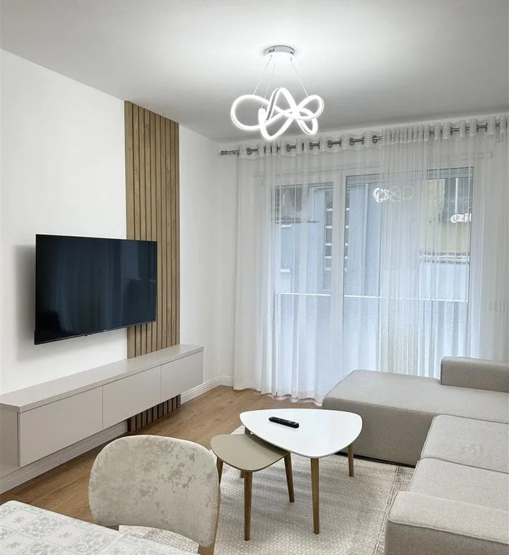 Tirane, jepet me qera apartament 2+1 Kati 1, 100 m² 730 € (Rruga e Dibres)